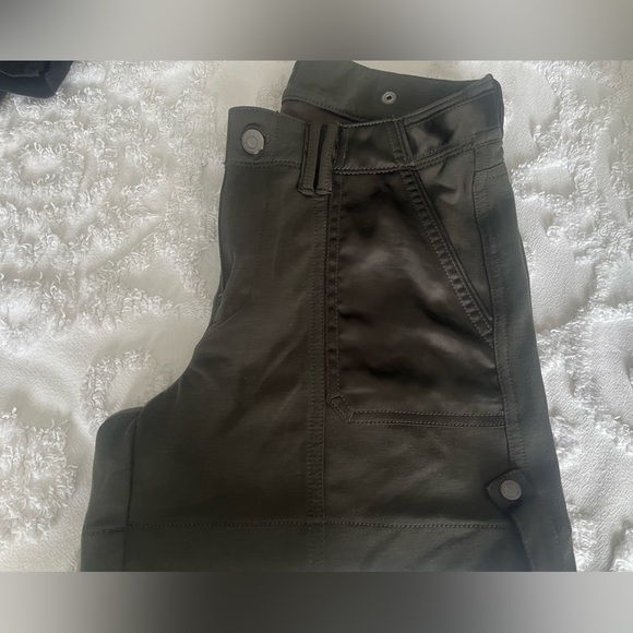 WHBM 4 1/2” shorts - Picture 3 of 4